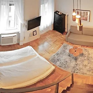 https://agis-luxury-place-at-dob-st-jewish-quarter.inbudapesthotels.com