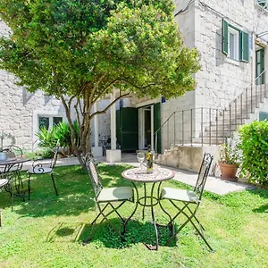 https://jes-old-town-luxury-rooms.splithotels.org